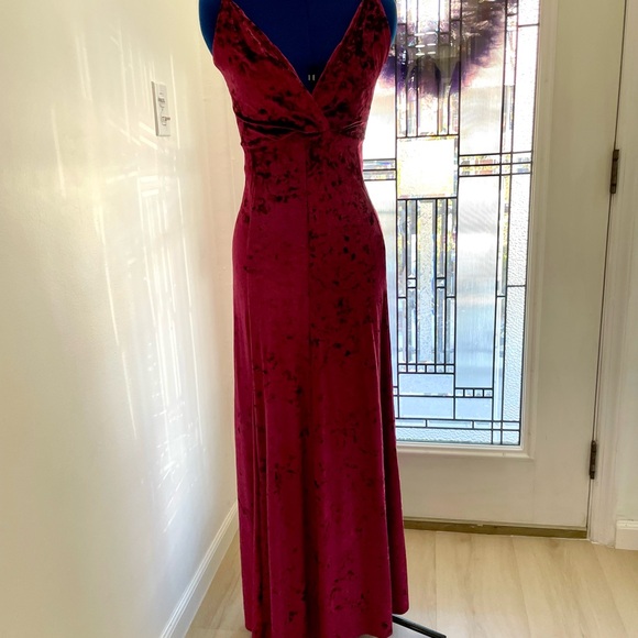 Centinela Velvet Maxi Dress in Rich Burgundy - Picture 5 of 5